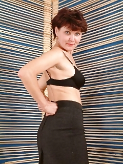 Half Naked Brunette Mom Sucking A Hard Dick