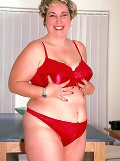 Brilliant Plumper Having Fun With Her Huge Fat Boobies And Spreading Her Thick Legs To Play With Her Fur Ass