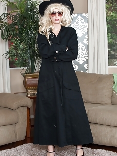 Aggressive Cocco Is Stalking Outdoors And Slips Into The Apartment Unwitnessed