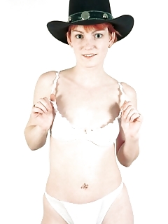 Teenage Sweetie Posing Naked In Cowboy Hat