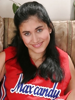 Kinky Cheerleader Dildoe Wishing And Craving For Pleasure