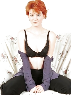 Ginger Model Girl Bares Her Delicious Pussy